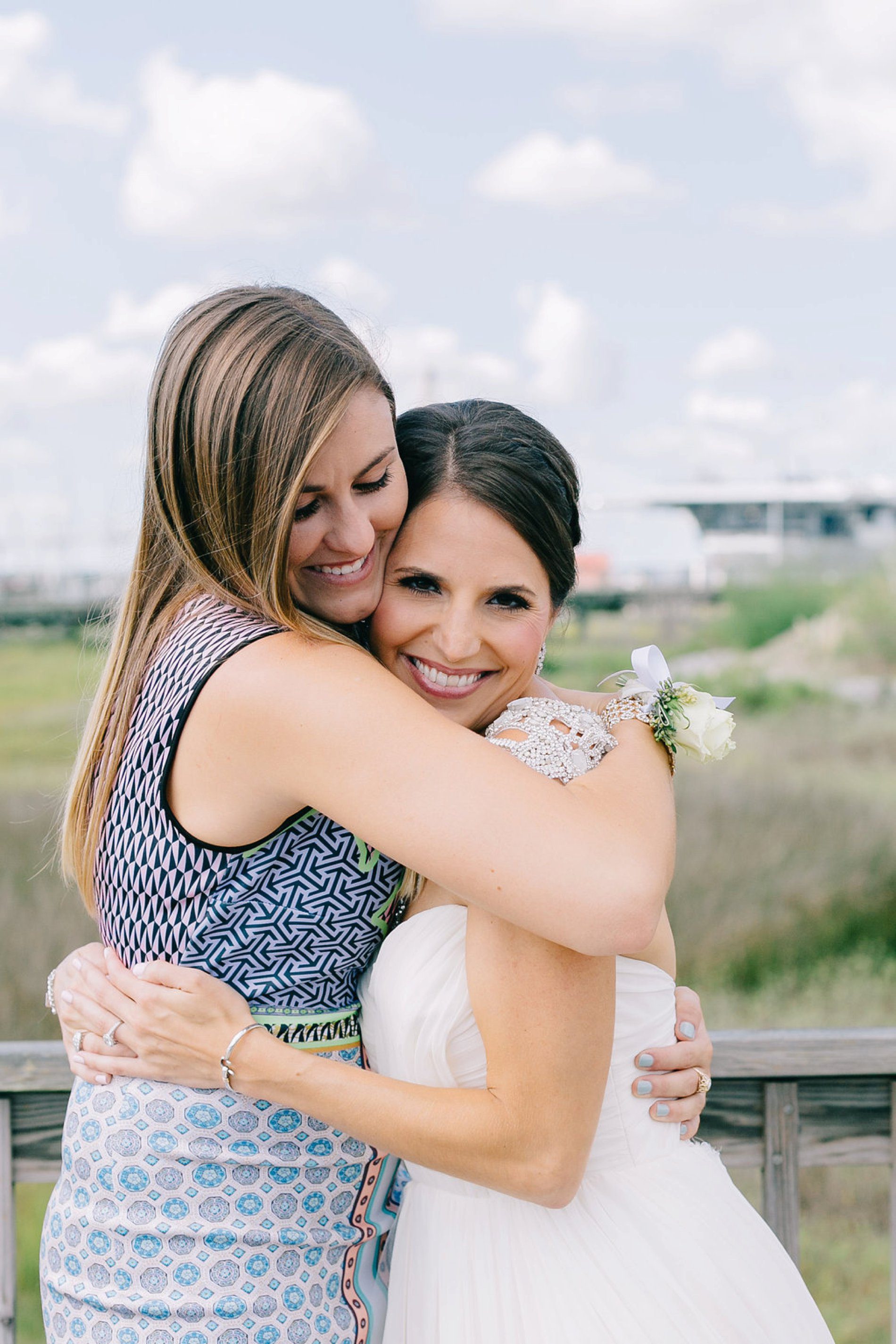 Sweet photo of the bride and her friend hugging