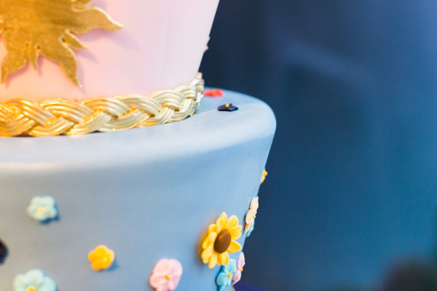 Disney wedding cake with Tangled details 