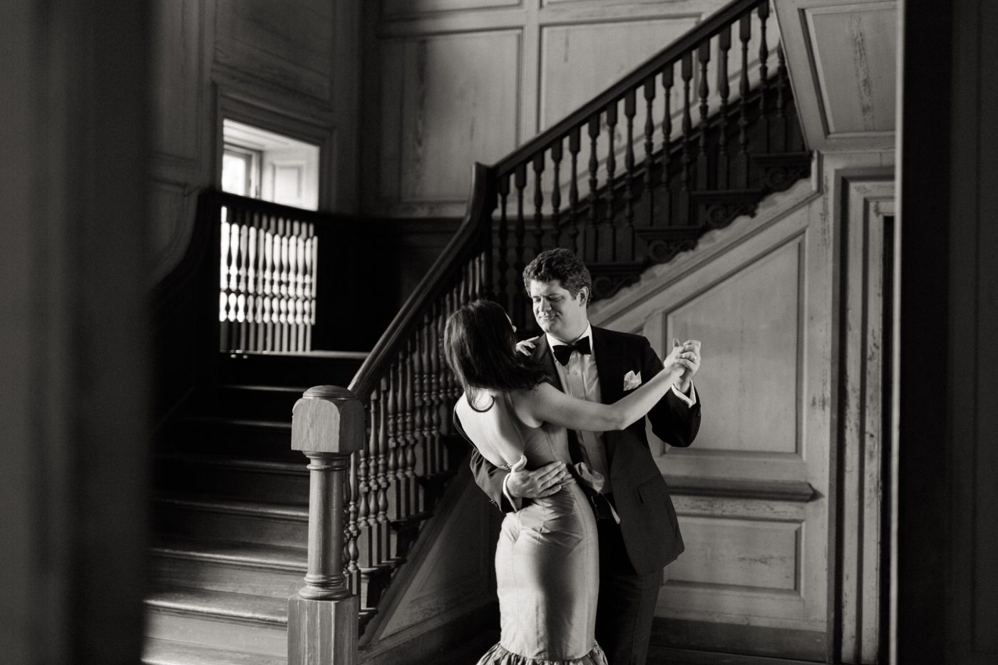 Couple dancing in a historic plantation in Charleston SC