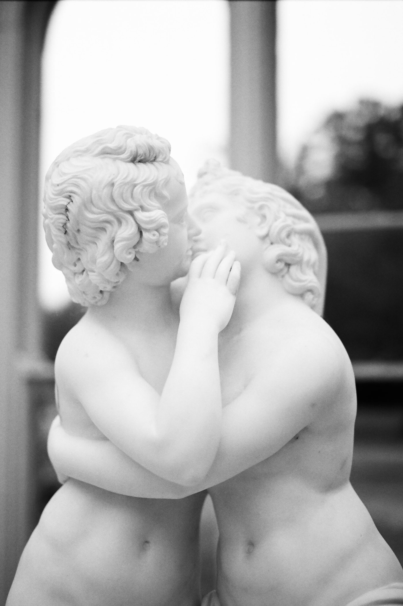 Black and white picture of statues 